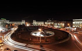 Квартира около станции метро с балконами